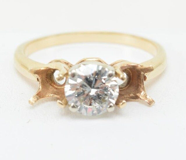 Diamond and gold ring. Round diamond approx. 6.3