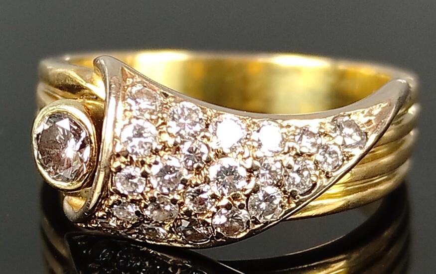 Diamond ring, central diamond around 0,20ct, additional 23 diamonds of together around 0,50ct, 750/