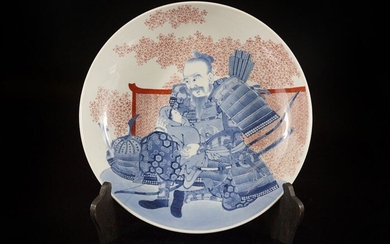 Dish (1) - Arita - Porcelain - Very fine footed nabeshima with samurai holding baby - Japan - Meiji period (1868-1912)