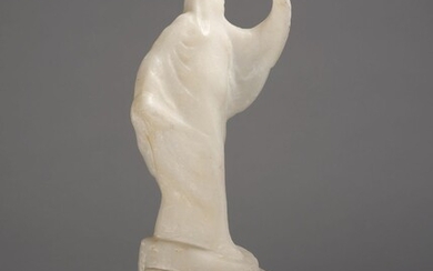 École SYMBOLISTE vers 1880 Femme drapée Statuette en albâtre. H. 22,5 cm Base en bois...