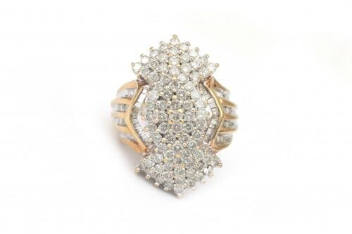 Een BWG gouden cocktail ring bezet met briljant geslepen diamant ca. 1.50 ct. totaal, ca. H-I, ca. SI en baguette geslepen diamanten, ringmaat 18 mm. Voorzijde ca. 30 x 18 mm. Gewicht: 14 gram.