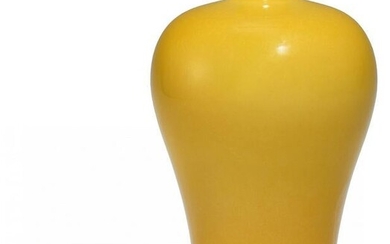 Elegant yellow glazed Meiping vase