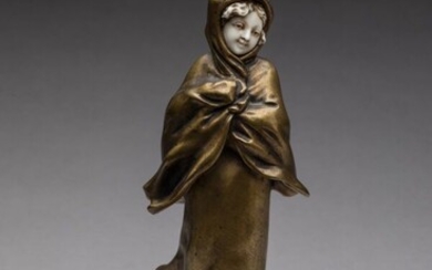 Eugène Bernoud (XIXème-XXème siècle). « Jeune fille à la capuche » Sujet en bronze doré...