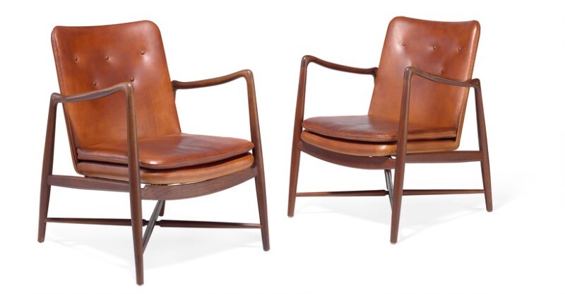 Finn Juhl: “Fireplace Chair”. A pair of teak easy chairs. Sides, back and loose seat cushion upholstered with patinated cognac coloured leather. (2)