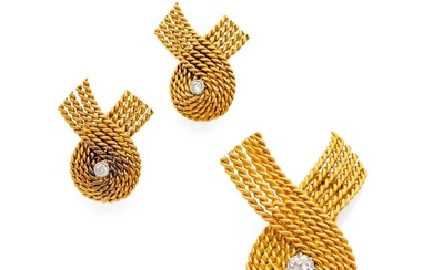 HERMÈS, Paris 1960s "Ribbon knots" jewelry set Clip and pair of ear clips in 18k yellow gold