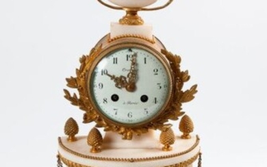 Half moon clock in white marble and bronze trim, the dial framed by a laurel frieze and surmounted by a floral urn, rests on four columns, Restoration period