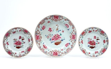 Huitième ensemble chinois d'un plat et de deux assiettes en porcelaine avec décor "Famille Rose"...
