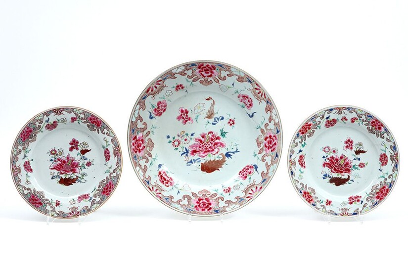 Huitième ensemble chinois d'un plat et de deux assiettes en porcelaine avec décor "Famille Rose"...