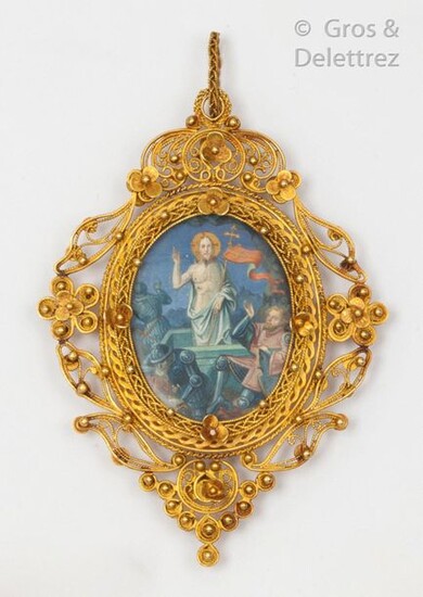 Important yellow gold filigree medallion, decorated with a painted miniature representing a religious scene. Dimensions: 8 x 6cm. Gross weight : 36,8g.