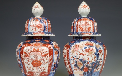 Japan, a pair of Imari porcelain baluster vases and covers, Meiji period (1868-1916)