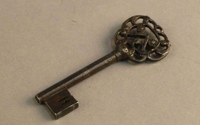 KEY in iron with double hollow barrel, the openwork ring armed with a chevron, two roses and a helmet profile surrounded by foliage. Traces of gilding. Circa 1700. (paneton perhaps brought back) (n°196 of the sale of the Ruillier collection)Length: 9 cm