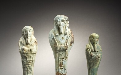 LOT COMPOSÉ DE TROIS OUSHEBTIS EN FAÏENCE Art égyptien, Basse Époque, 664 - 332 av....
