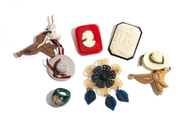 LOT OF EARLY PLASTIC BROOCHES & JEWELLERY