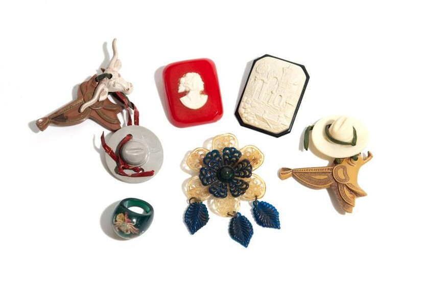 LOT OF EARLY PLASTIC BROOCHES & JEWELLERY