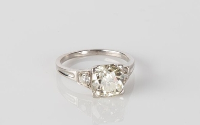 Ladies Platinum Vintage Diamond Ring