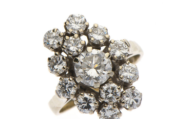 Lot 127 BAGUE "Marguerite" en or gris 750/°° sertie de diamants taillés en brillant dont un plus...