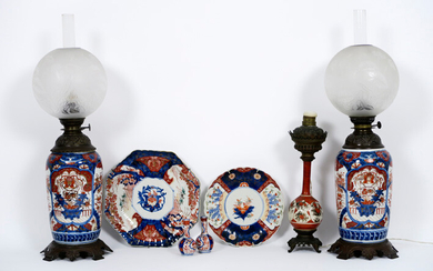 Lot (7) antique Japanese porcelain with Imari-decor : an octogonal bowl, a pair of bottle vases and a pair of oillamps with bronze mounting (height :62 cm) ||seven pieces of antique Japanese porcelain with a dish, a pair of small vases and a pair of...