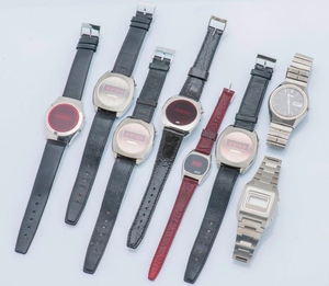 Lot constitué de huit montres : Six montres analo…