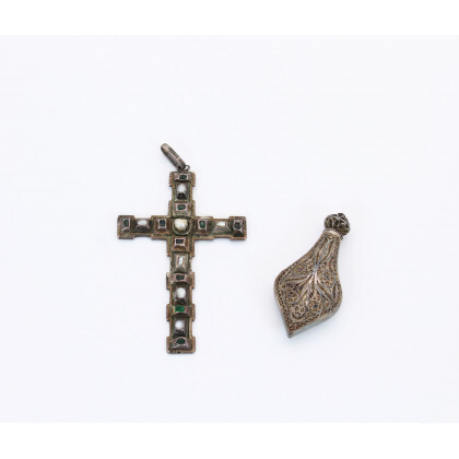 Lotto composto da vinaigrette in filigrana e un piccolo crocifisso con perla, madreperla e paste vitree. Secolo XIX
