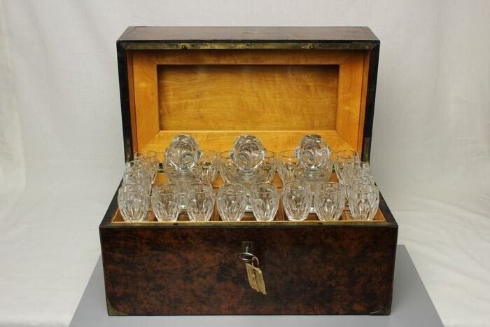 Marine officer liquor cabinet (1) - Brass, Burr walnut, Crystal - First half 19th century