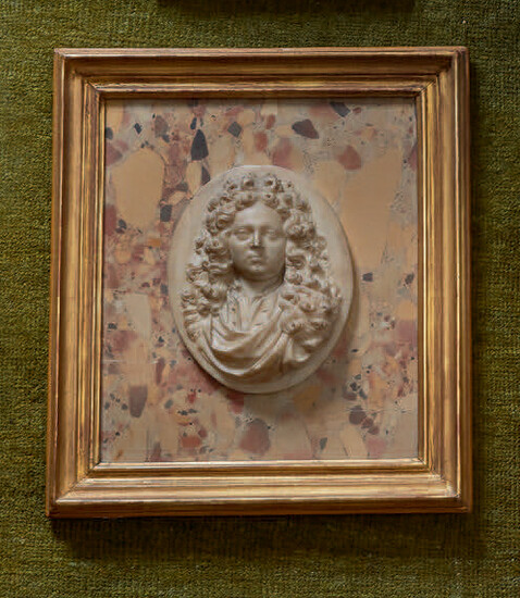Medallion in alabaster, presumed portrait of Louis XIV, on a Breche d'Alep marble background.