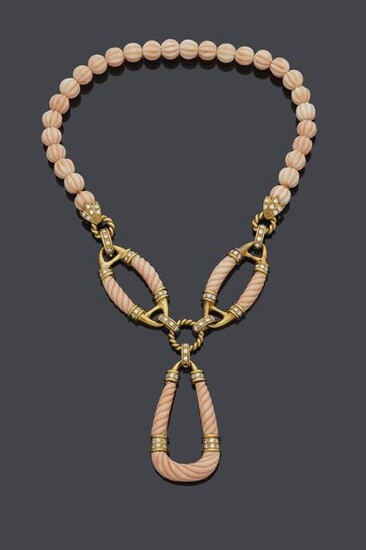 NECKLACE made up of a row of gadrooned angel skin coral beads, centred on two shuttle motifs holding a yellow gold drop PENDANT (750‰) paved with brilliant-cut diamonds and adorned with twisted gadrooned angel skin coral.