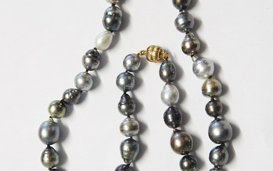 Necklace with 37 Tahitian pearls, diameter ca.8, 0-12, 0mm, and...