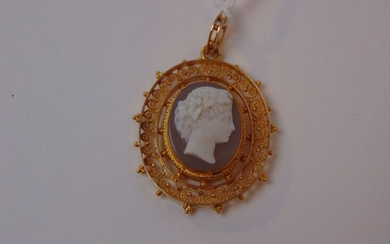 Oval pendant in yellow gold (18 carats) set with a cameo with female profile, trace of hallmark, h. 4 cm, 8 g approx.