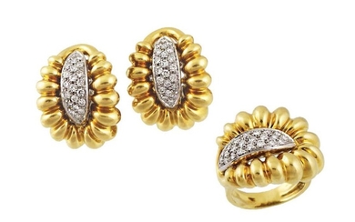 PARURE of ring and earrings with ribbed leaf...