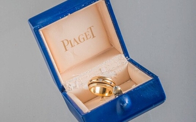 PIAGET BAGUE en or jaune modèle "Possession" - Anneau mobile serti de diamants et saphirs...