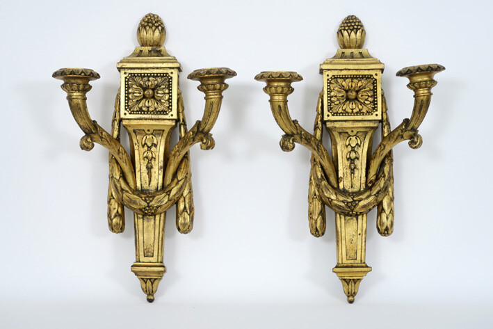 Paar antieke neoclassicistische applieken voor twee kaarsen in gedoreerd, gesculpteerd hout - hoogte : 43,5 cm ||pair of antique neoclassical (two candle) wall lights in guilded, scultped wood