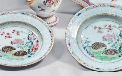Pair of china soup plates. Qianlong, 18th century. Decorated with enamels of the Rose Family, in the centre quails in a landscape with flowering rocks in a medallion formed by a circle and a braid of ironwork, the wing with a bianco sopra bianco...
