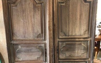 Paire de PORTES d'armoire en bois sculpté...