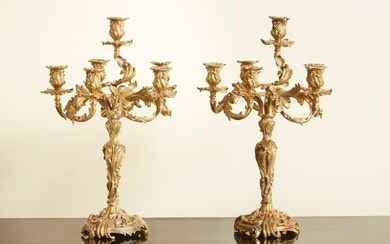 Paire de candélabres à six bras de lumière en bronze ciselé et doré à décor...