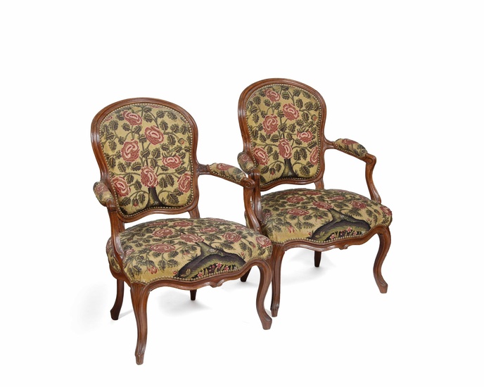 Paire de fauteuils cabriolets en hêtre sculpté. Epoque Louis XV, XVIIIe siècle. Garnis d’une tapisserie...