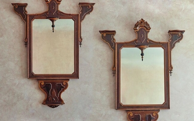 *Paire de grands miroirs en bois de placage et bois teinté noir. Italie, XIXe siècle....
