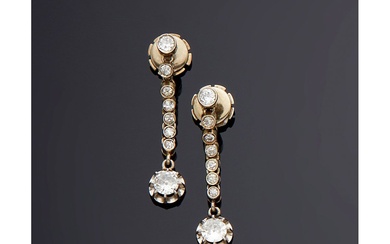 Paire de pendants d'oreilles souples en or blanc 18 carats (750/000) et diamants, composée d'une...