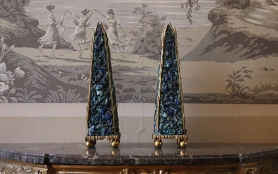 Paire d'obélisques en pierre dure à l'imitation du lapis-lazuli. Hauteur : 39 cm Légers manques....