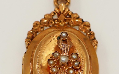 Pendentif porte-souvenir Napoléon III en or jaune 750 millièmes de forme ovale à décor de...