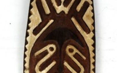 Planche votive « Gope », GOLFE DE PAPOUASIE, Papouasie-Nouvelle-Guinée. Bois, pigments polychromes Haut : 70...