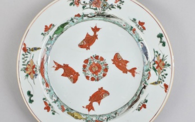 Plate - UNUSUAL CHINESE FAMILLE VERTE PLATE DECORATED WITH CARPS, CONCHS, SHRIMPS - Porcelain