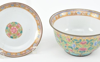 Porcelain covered bowl. China. 19th century. Bencharong