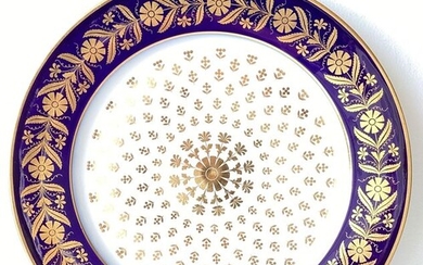 Porcelaine de Sèvres, Napoléon - Plate with gilded floral motifs - Porcelain
