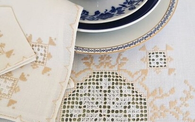 Pure linen tablecloth with 18 matching napkins, hand embroidered - 180 x 160 cm (17) - Linen - First half 20th century
