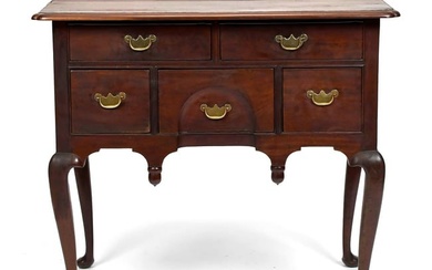 QUEEN ANNE PORTSMOUTH MAHOGANY DRESSING TABLE.