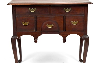 QUEEN ANNE PORTSMOUTH MAHOGANY DRESSING TABLE.
