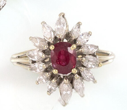 RING in 18K white gold with a flower motif holding...