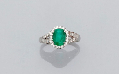 Ring in white gold, 750 MM, set with a cushion-cut emerald weighing 1.61 carat surrounded by brilliants and carried by baguette-cut and brilliant-cut diamonds, GGT laboratory certificate, size: 56, weight: 4.5gr. rough.