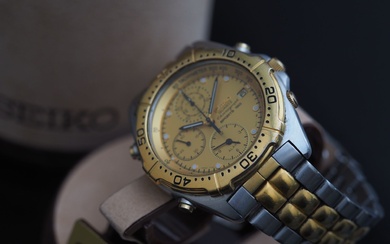 SEIKO SQ réf. 7T42- 6A00 Montre chronographe bracelet deux tons. Boitier rond avec lunette graduée...