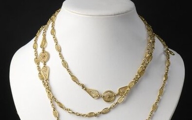 Long necklace in 18k yellow gold with filigree motifs, rhythmed by four filigree scrolls surrounded by drop-shaped links.